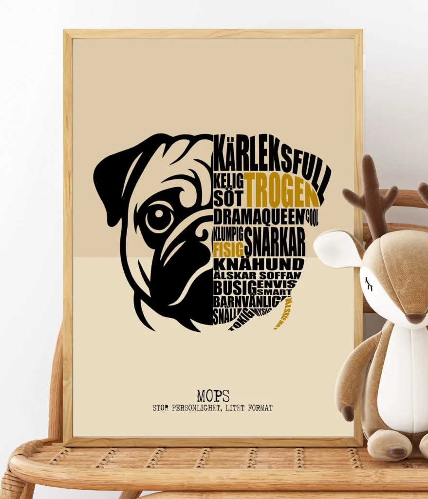 En typografisk tavla av hundrasen mops. Ett halvt ansikte av hunden syns, och ord som beskriver hundrasen, som till exempel kelig, busig och dramaqueen.