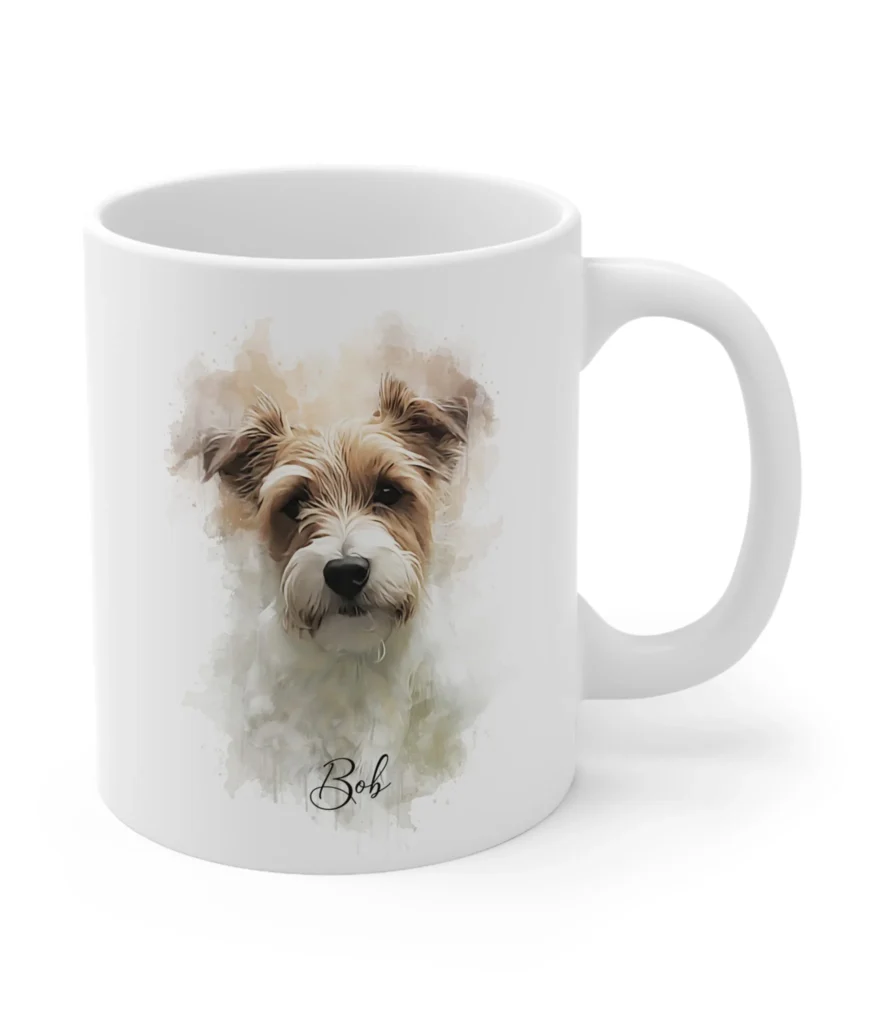 Ett produktfoto av en vit porslinsmugg med ett husdjursporträtt av en brunvit hund som heter Bob.