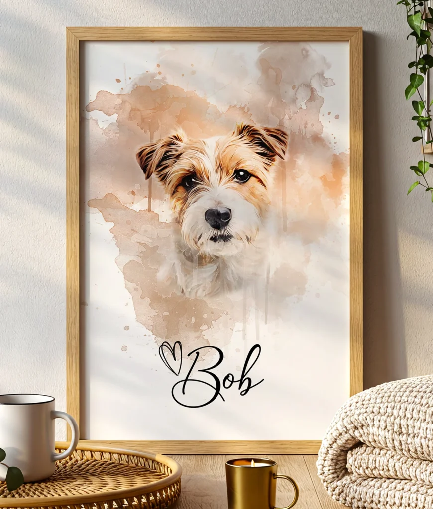 Produktbild av akvarellstilen. Hunden Bob är avbildad i akvarellstil och inramad i en träram. Tavlan står på en bänk vid några ljus och muggar. Hundens namn och ett hjärta är tillagt på bilden.