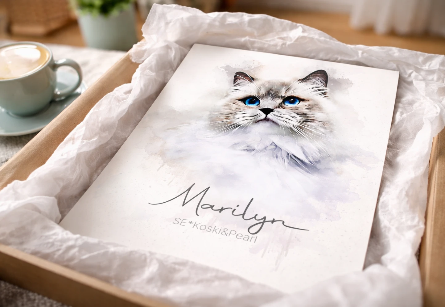 En akvarellmålning av katten Marilyn, som poster, precis uppackad och ligger i en kartong inlindad i silkespapper