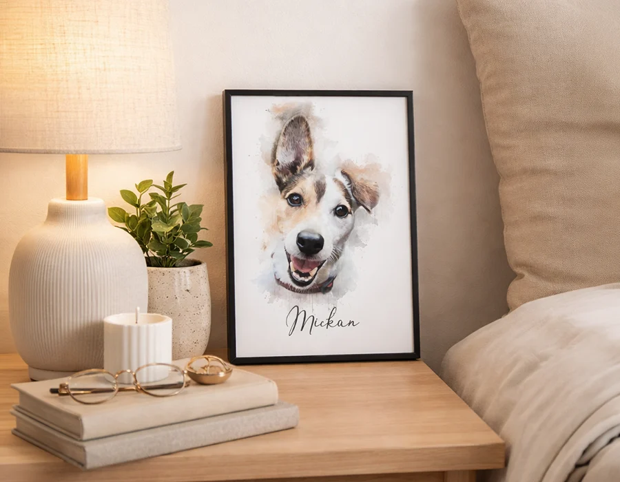 En glad hund som heter Mickan är avbildad i akvarellstil. Tavlan står på ett sängbord och lutad mot väggen.