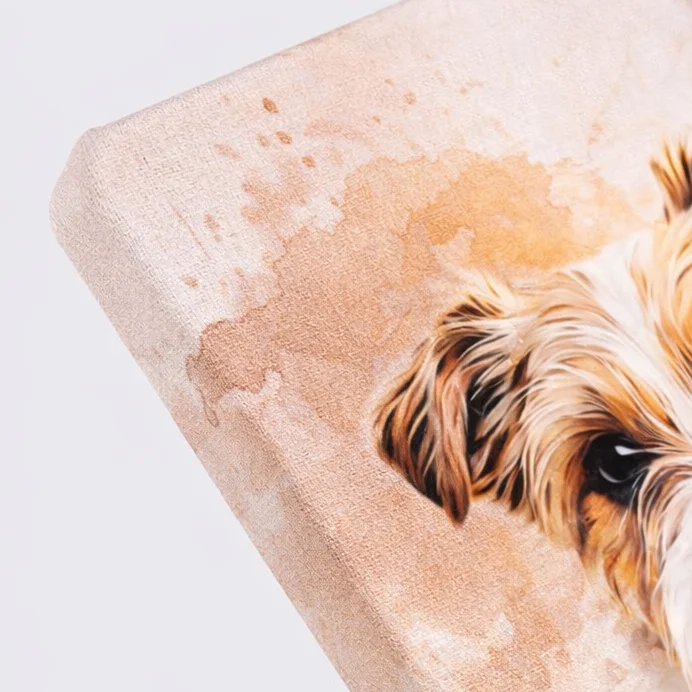 Närbild av en front till en IKEA Symfonisk-högtalare. Bilden är i akvarellstil av en Jack Russel-hund och ett tygmaterial med textil syns i närbilden.