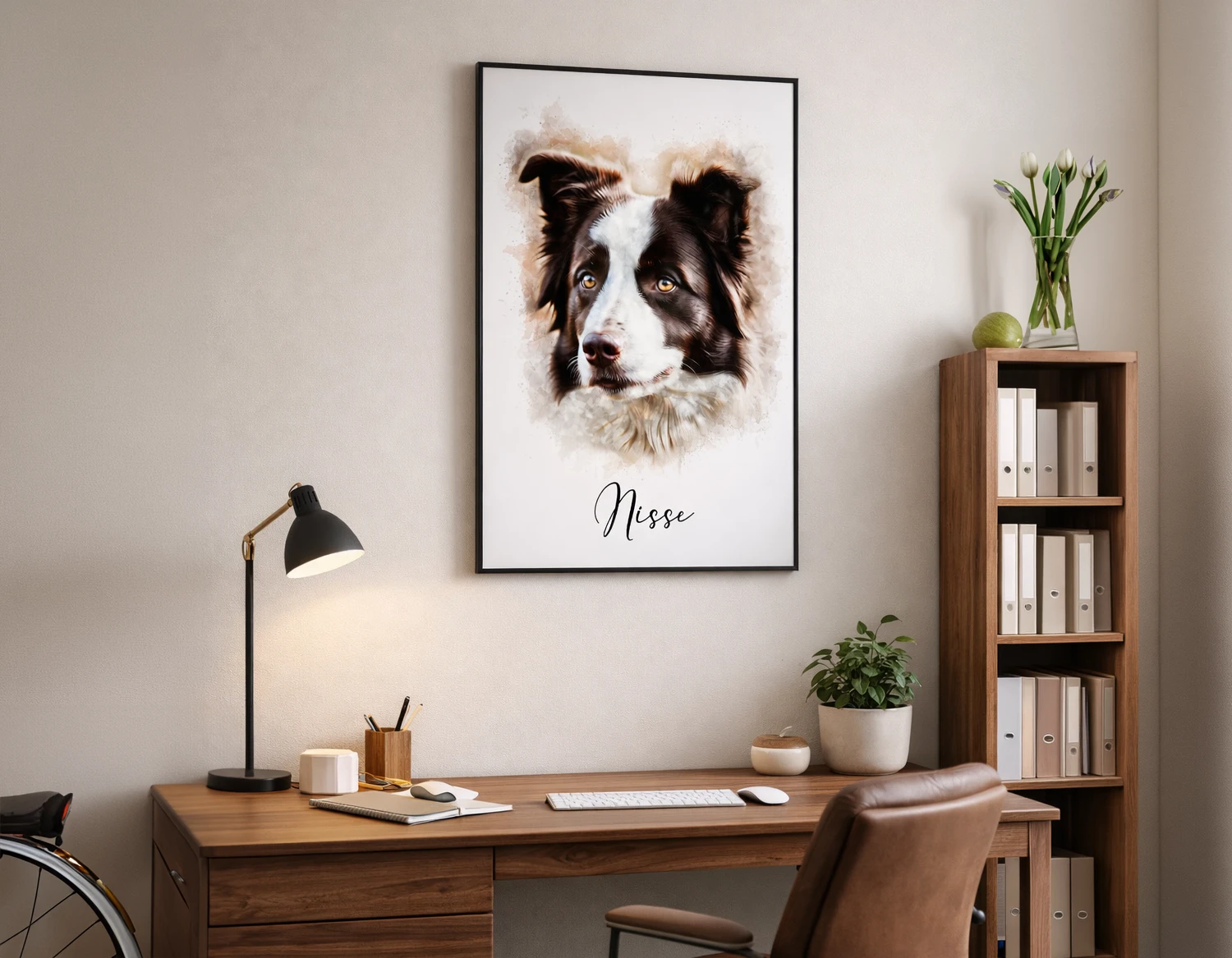 Hunden Nisse, avbildad i akvarellstil och hänger på väggen i ett kontor på en stor tavla. I rummet syns bland annat ett skrivbord och en bokhylla.