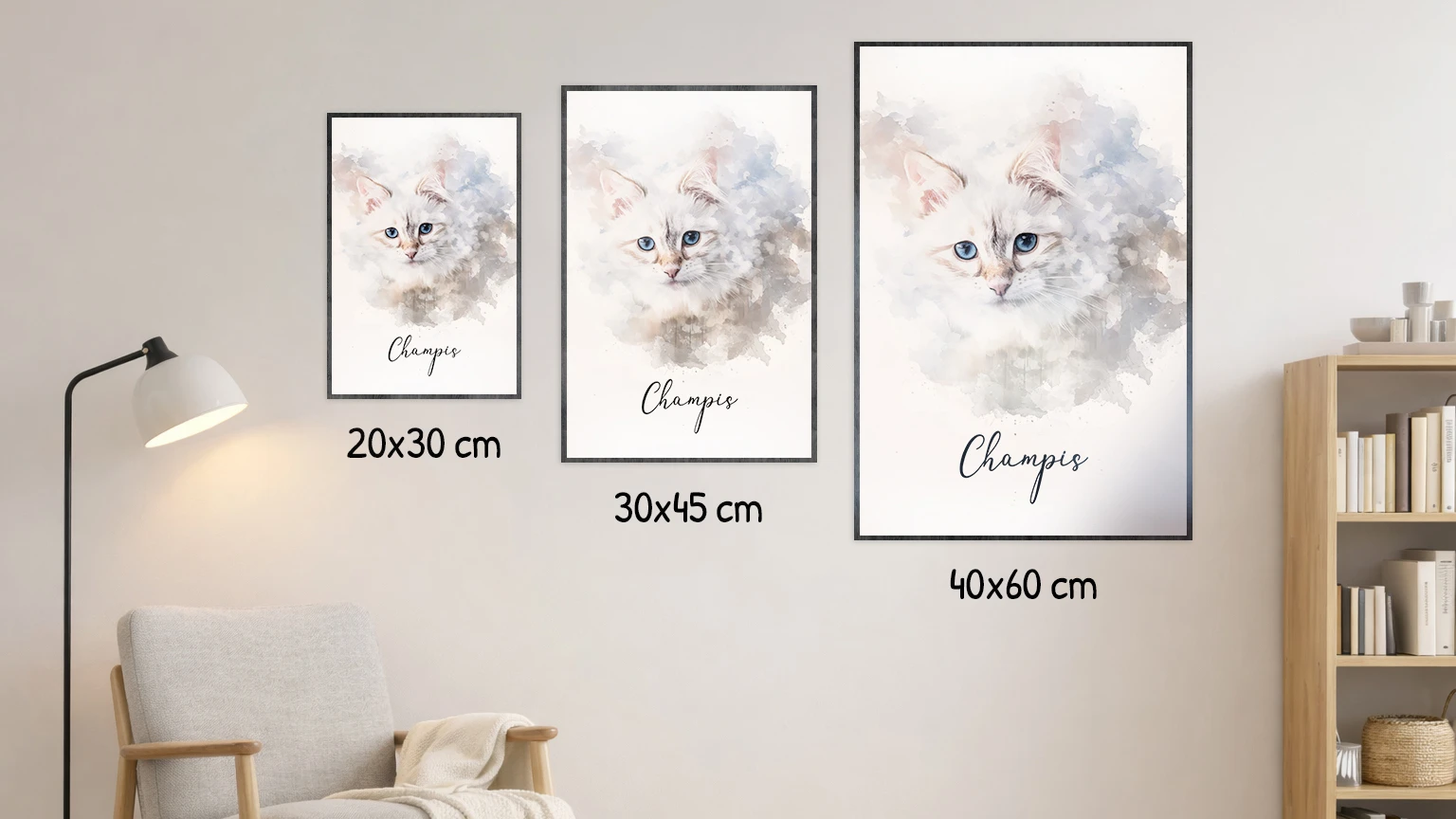 Storleksguide som ger en känsla för hur stora tavlorna blir i verkligheten. En vit katt som heter Champis pryder alla tre tavlor på väggen. Tavlorna hänger på väggen bredvid varandra i tre olika storlekar. I rummet finns också en golvlampa, en fåtölj och en bokhylla.