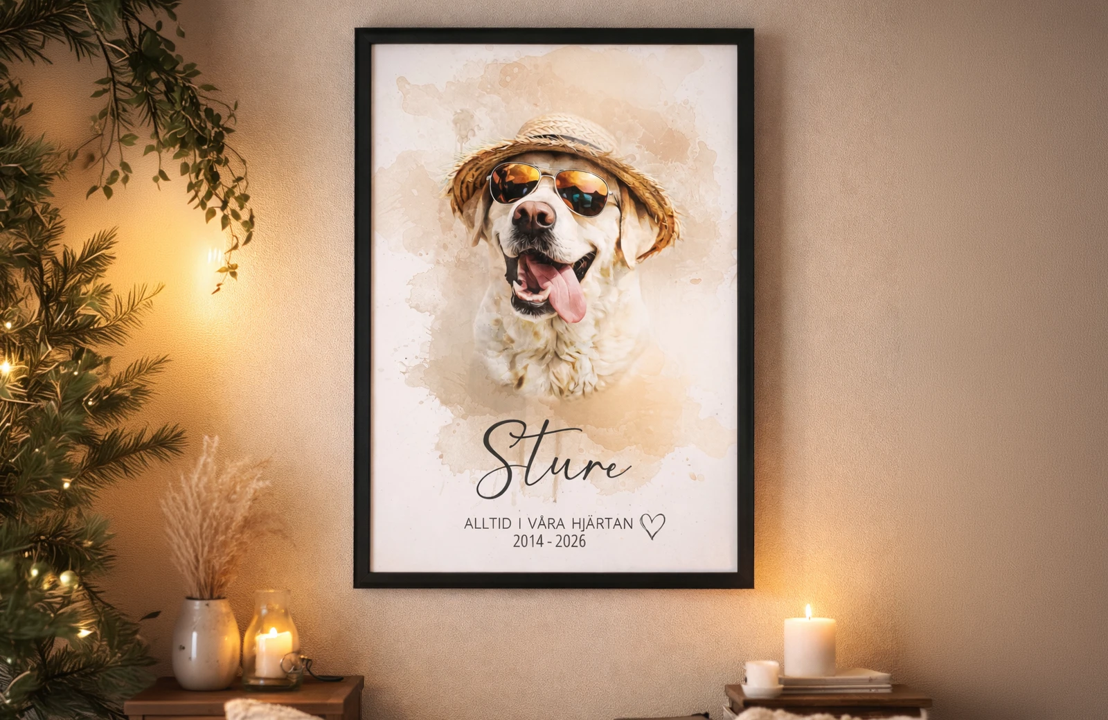 Minnestavla av en semesterbild på hunden Sture. Tavlan hänger på väggen i svart träram, omgiven av mjuk belysning från ljus och lite gröna växter. På tavlan står det Alltid i våra hjärtan, och årtalen 2014-2026.